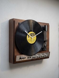 Alternative view of Horloge murale vintage 1967 vinyle "platine upcyclée"