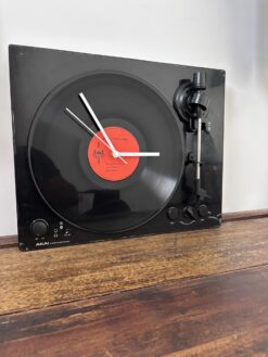 Alternative view of Horloge murale vinyle "platine upcyclée"